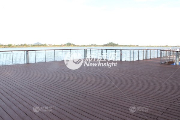 Lakeside deck (2)