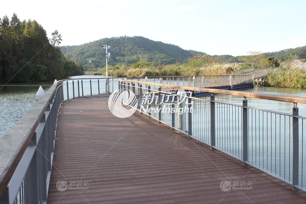 Lakeside deck (3)